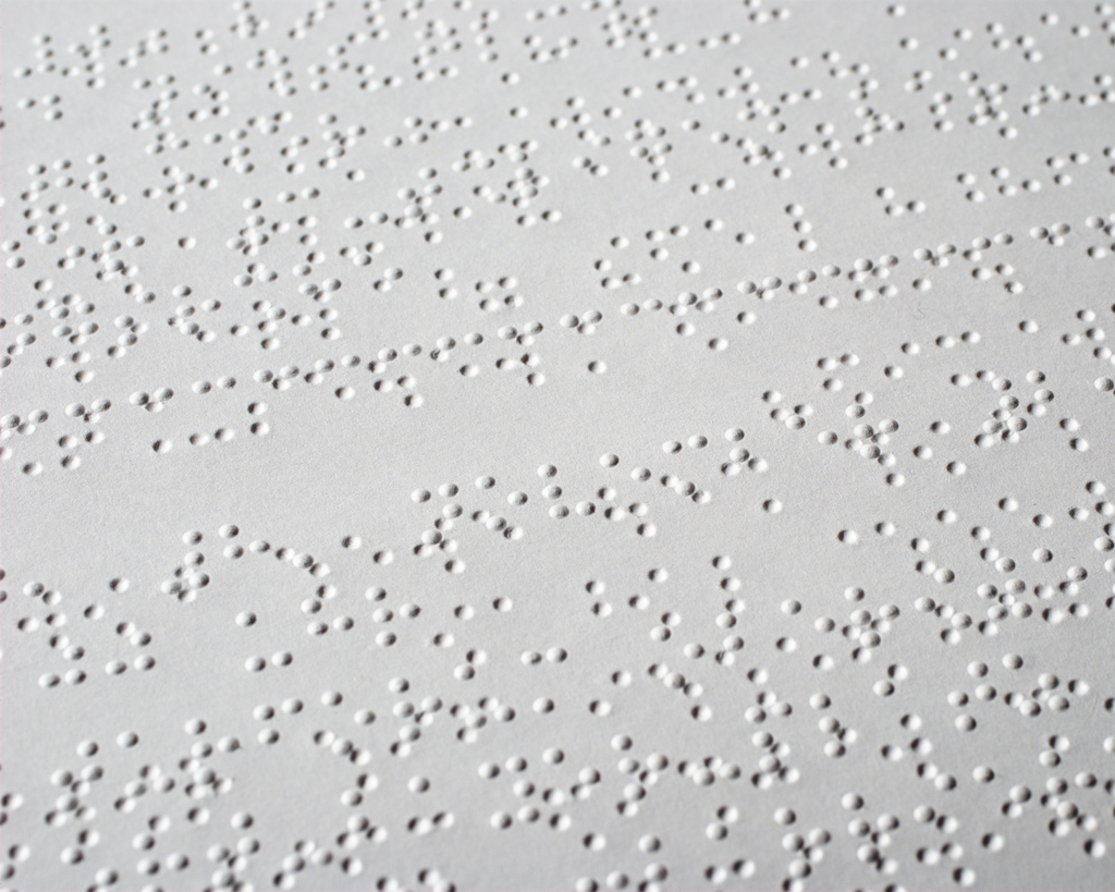 fotografia di un testo scritto in braille
