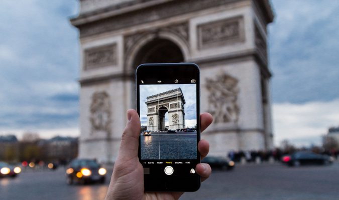 Fotografia di smartphone che fotografa l'Arco di Trionfo