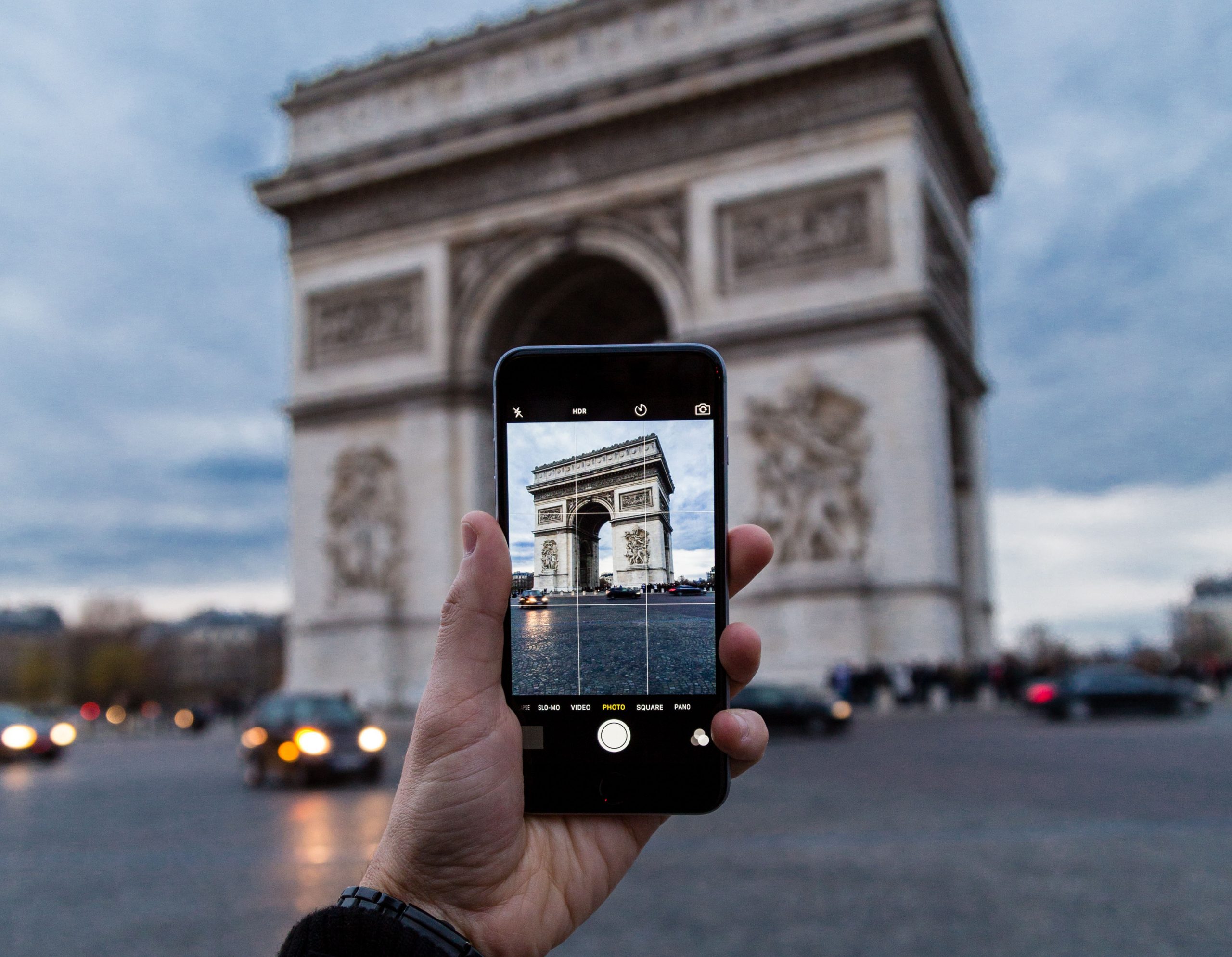 Fotografia di smartphone che fotografa l'Arco di Trionfo