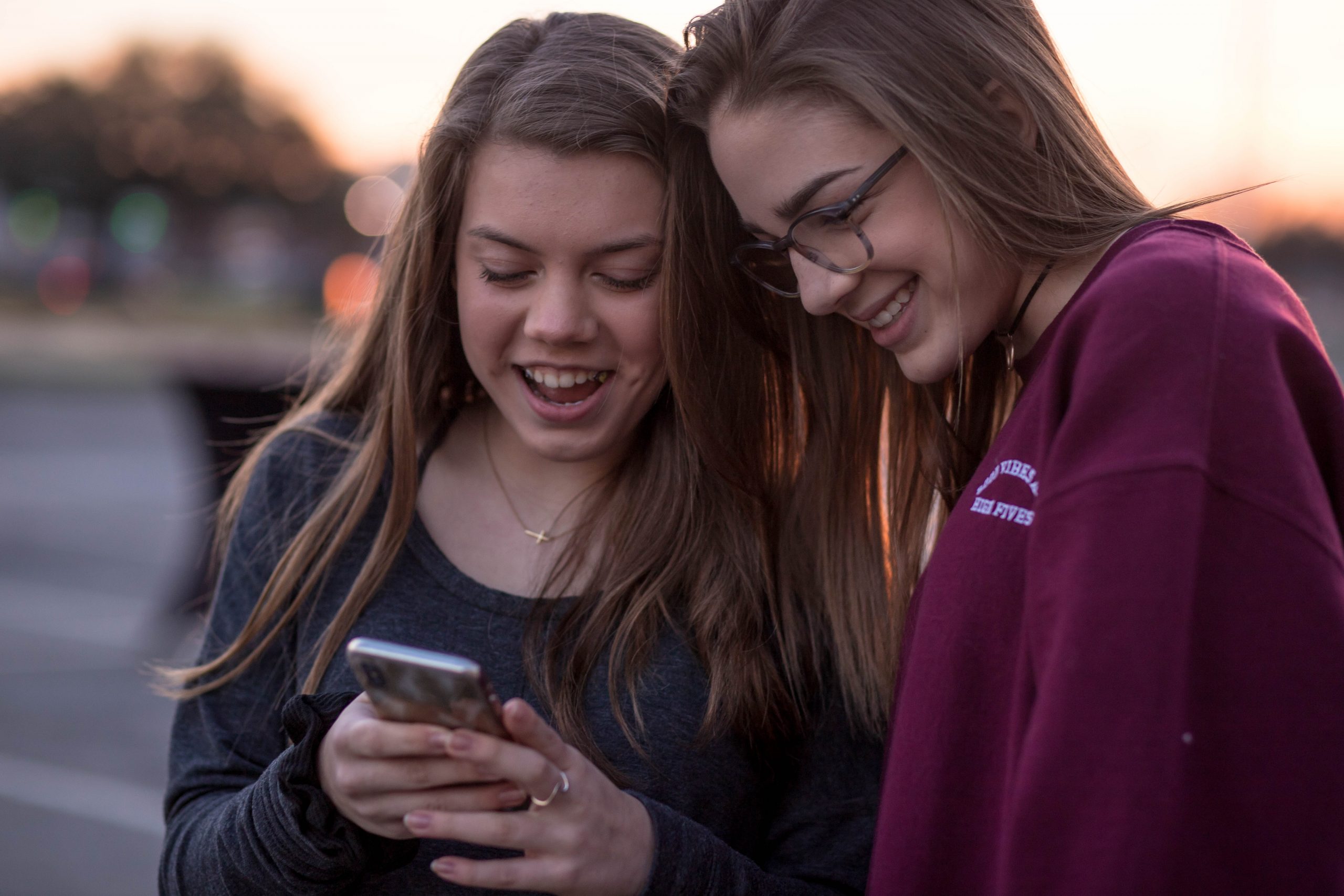 Fotografia di due ragazze che guardano uno smartphone