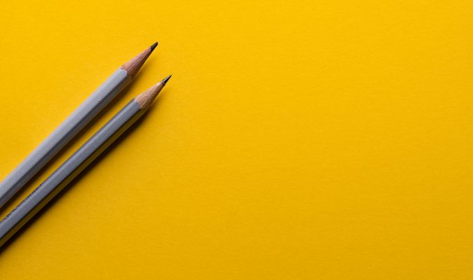 Fotografia di due matite su sfondo giallo
