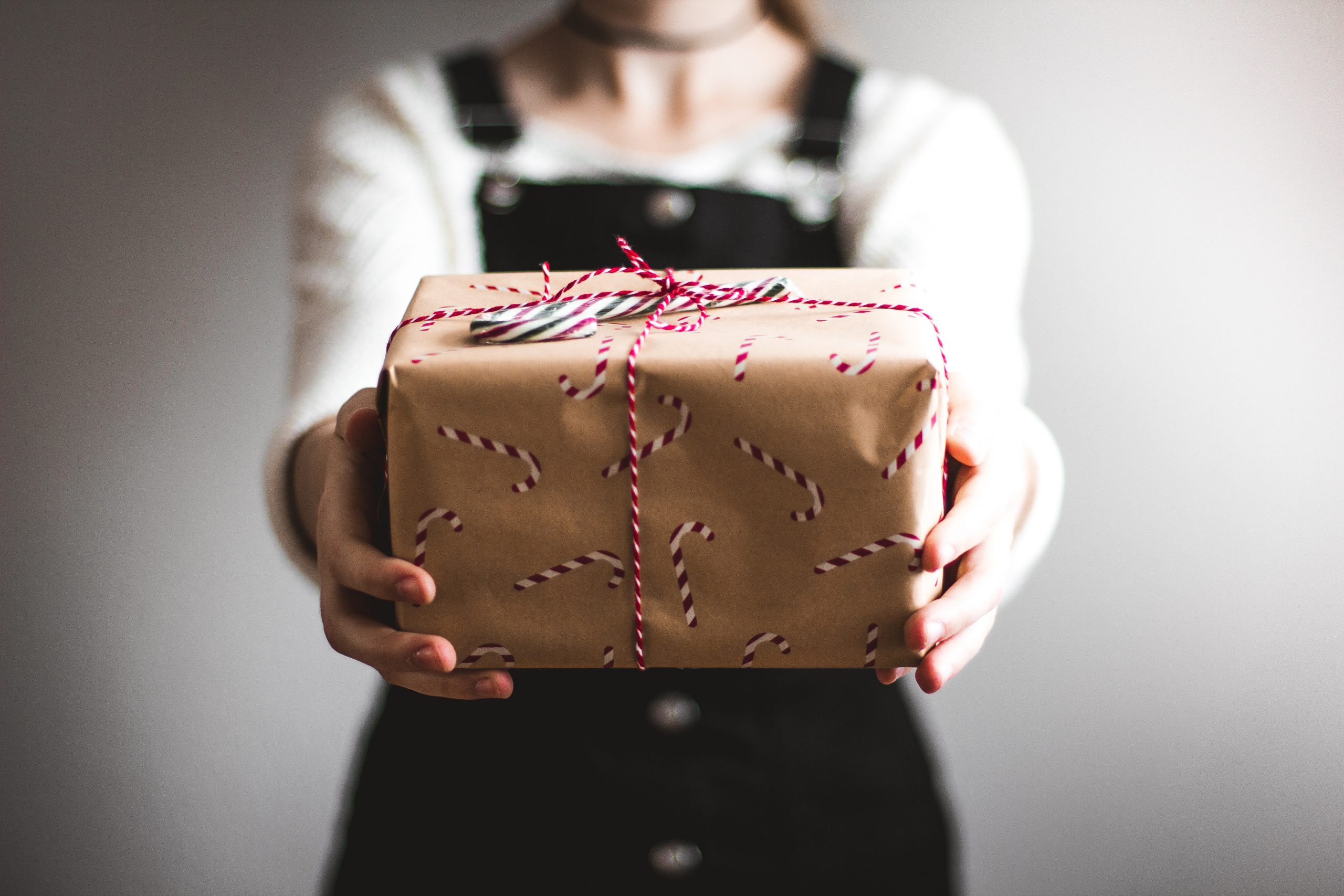 Fotografia di una persona che tiene in mano un pacco regalo