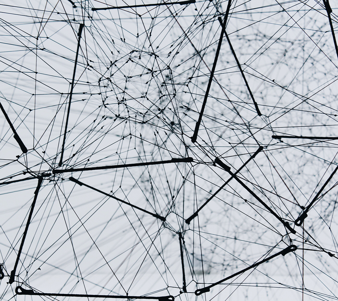 Fotografia di installazione artistica fatta di corde che formano una rete