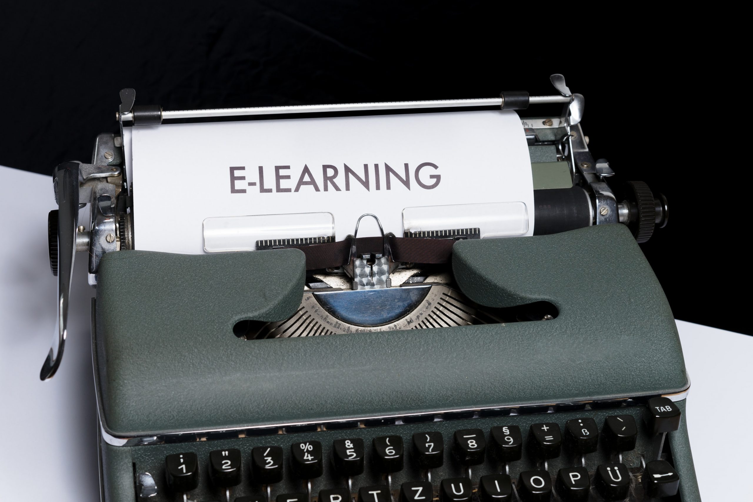 Fotografia di una macchina da scrivere con scritta e-learning