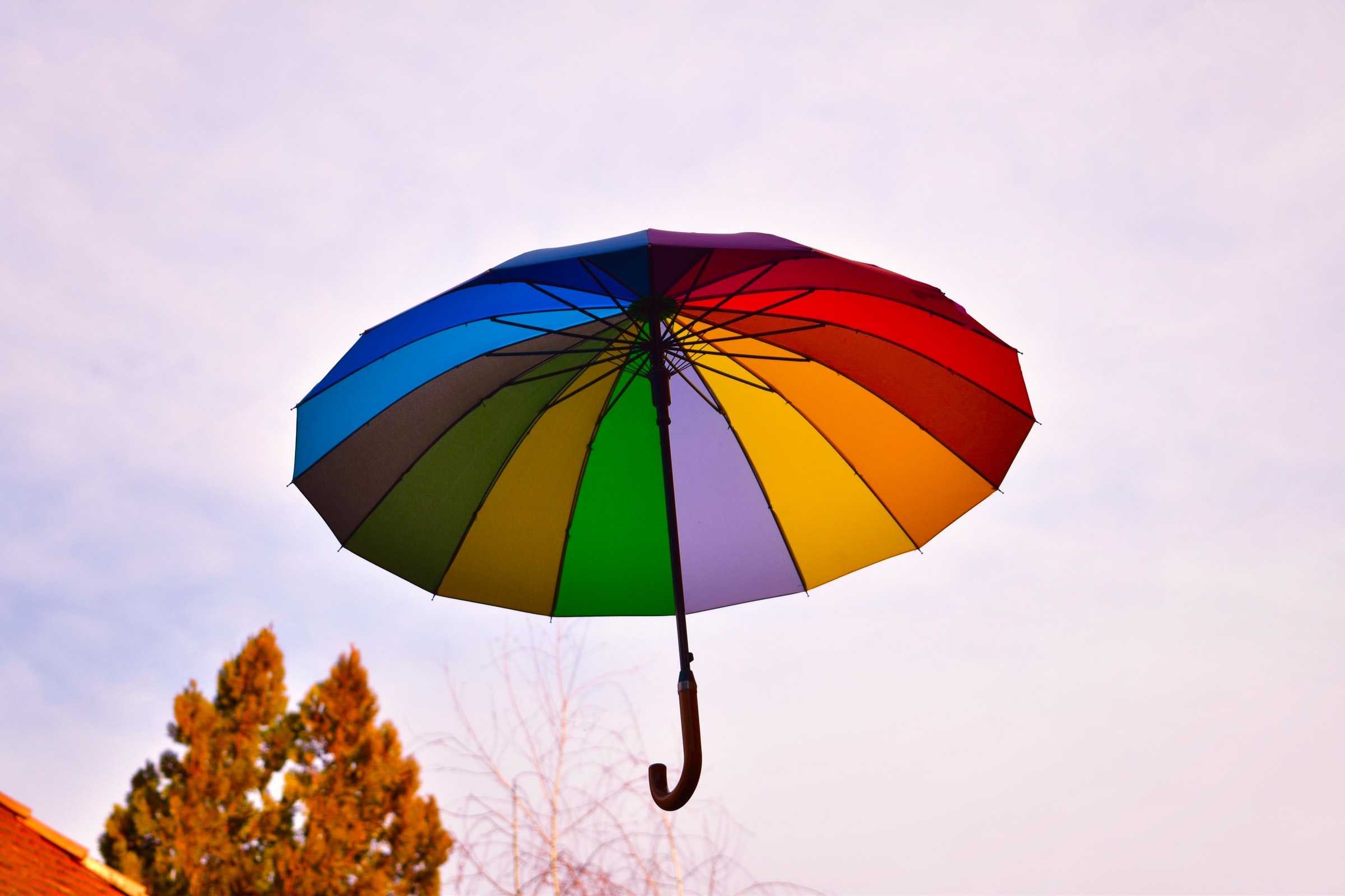 Fotografia di un ombrello colorato