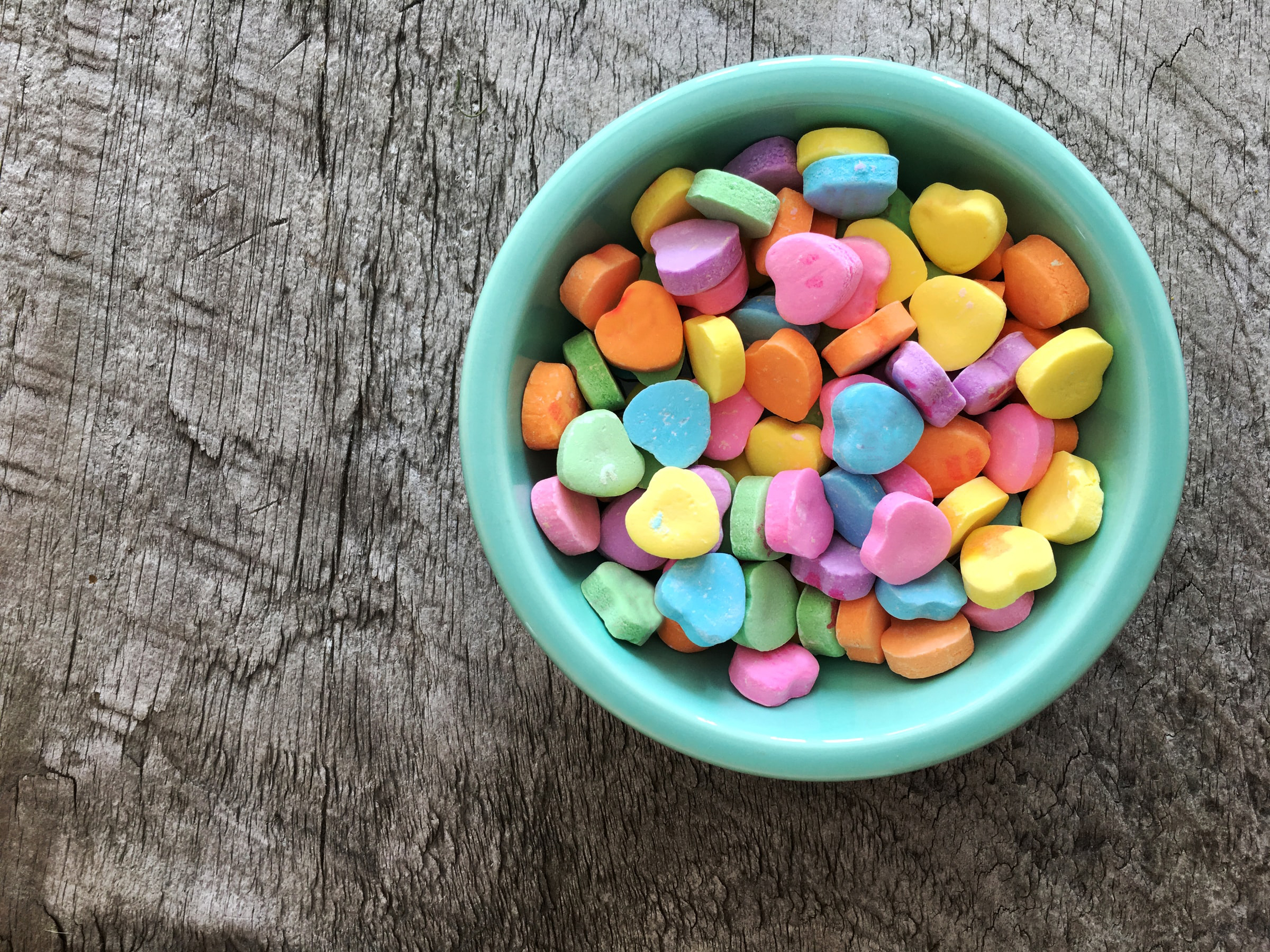 Fotografia di una tazza piena di caramelle colorate