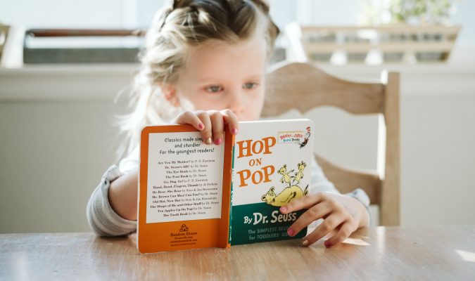 Fotografia di una bambina che legge un libro
