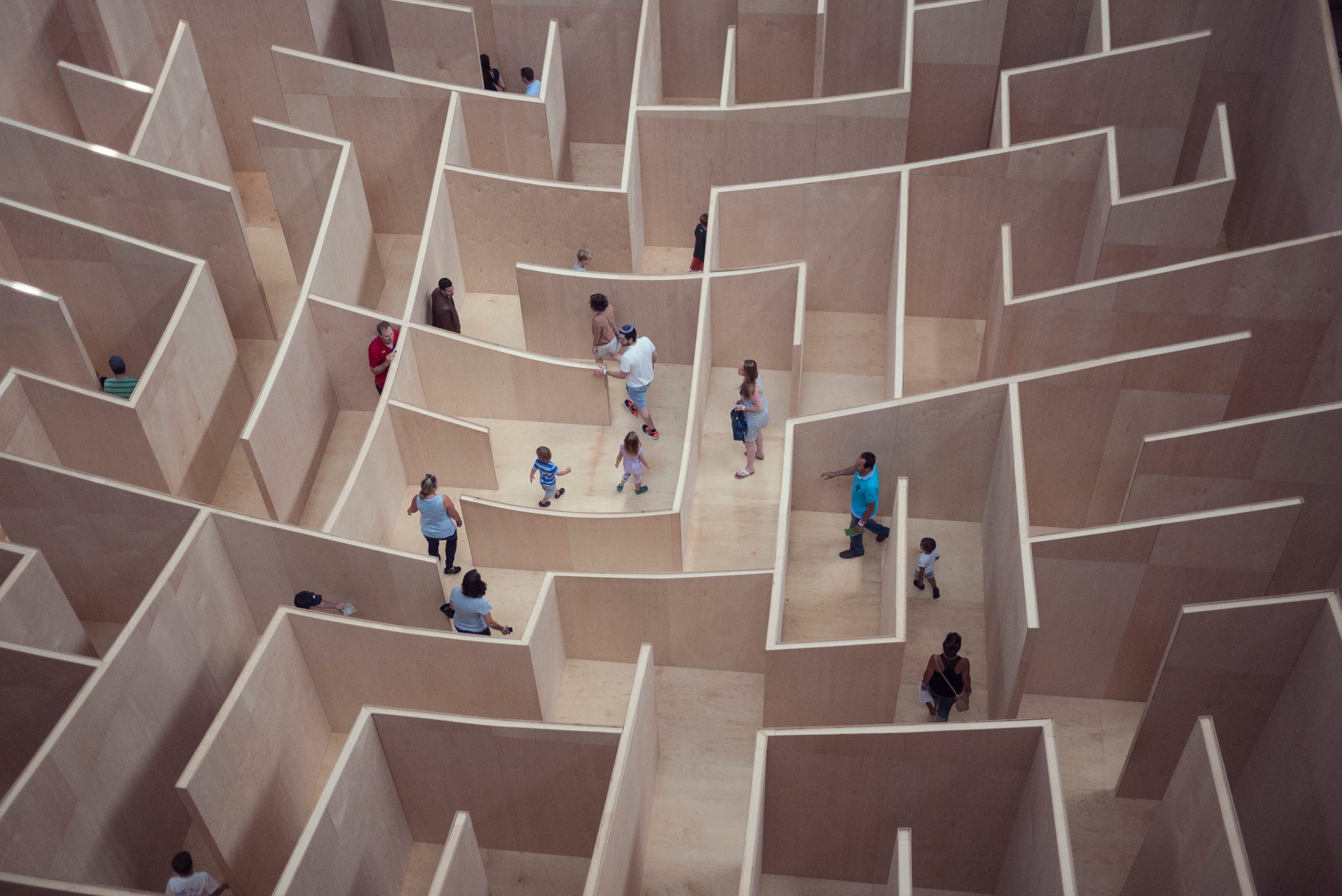 Fotografia di un labirinto con muri di legno visto dall'alto