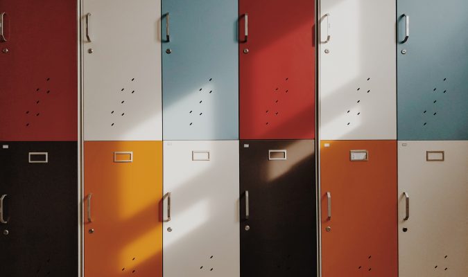 Fotografia di una parete di armadietti di scuola colorati