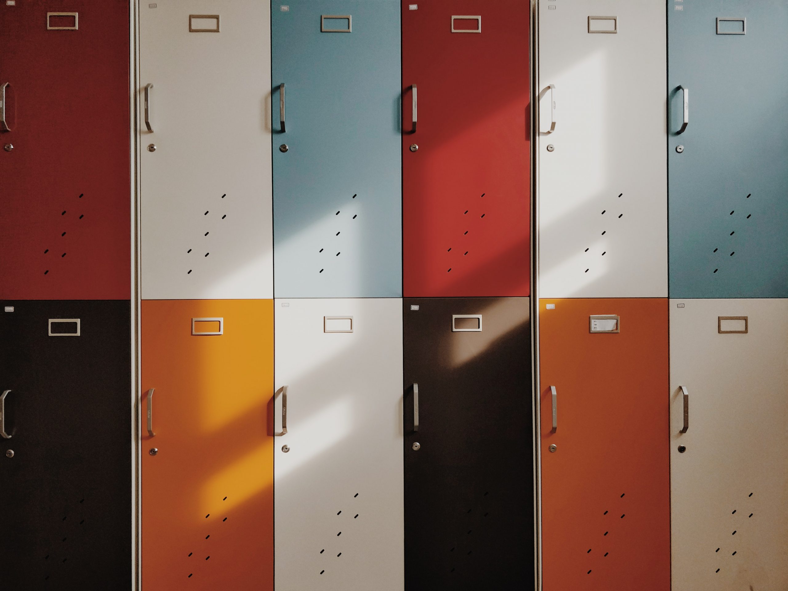Fotografia di una parete di armadietti di scuola colorati