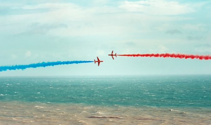 Fotografia di due aeroplanini che volano su una spiaggia