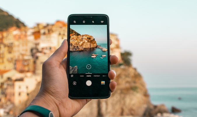 Fotografia di uno smartphone che fotografa una scogliera