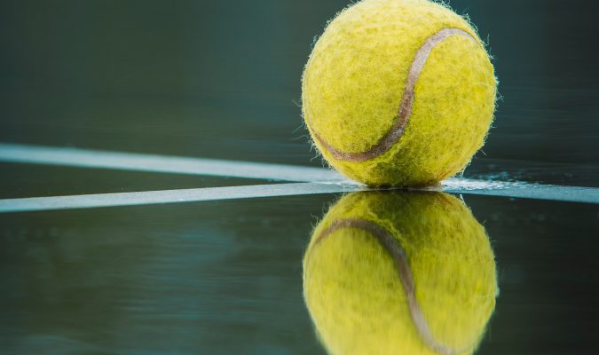 Fotografia di una pallina da tennis sul campo