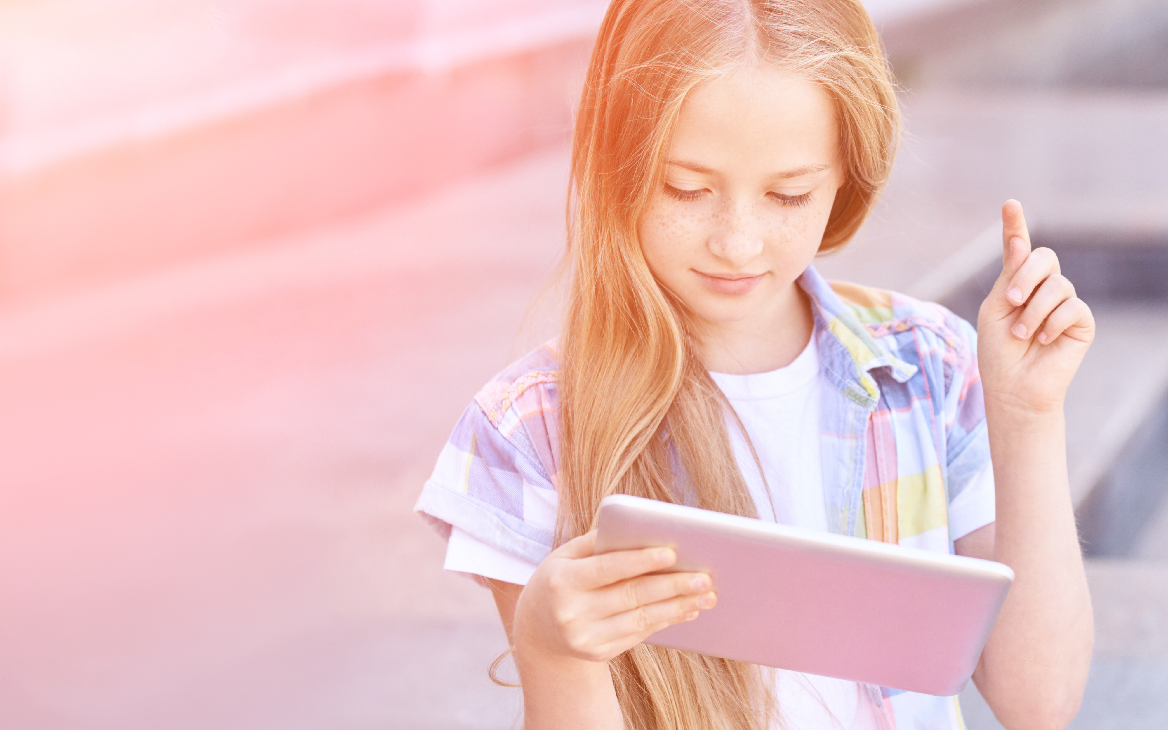 Fotografia di una bambina che sta usando un tablet
