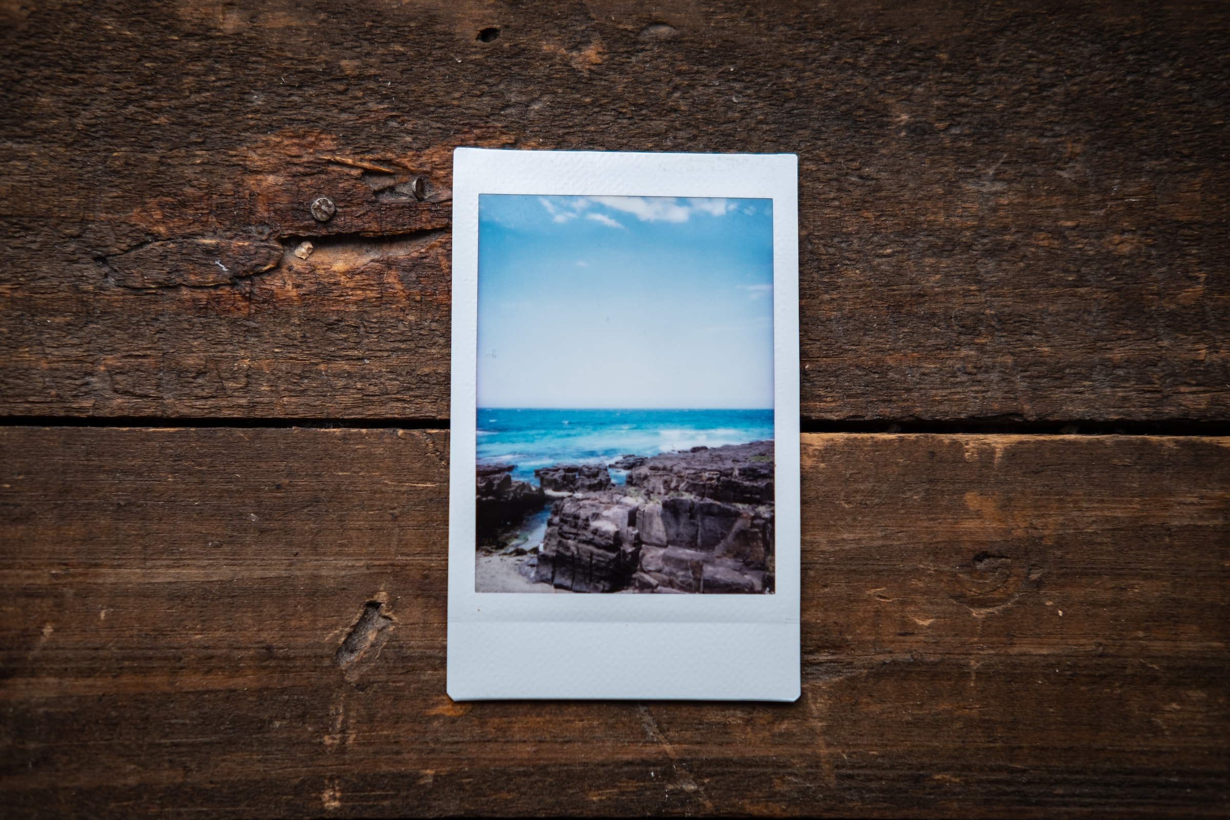 Fotografia di una polaroid con un paesaggio di mare