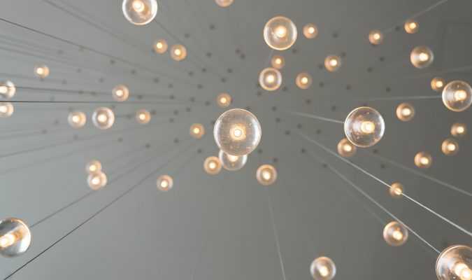 Fotografia di lampadine appese a un soffitto