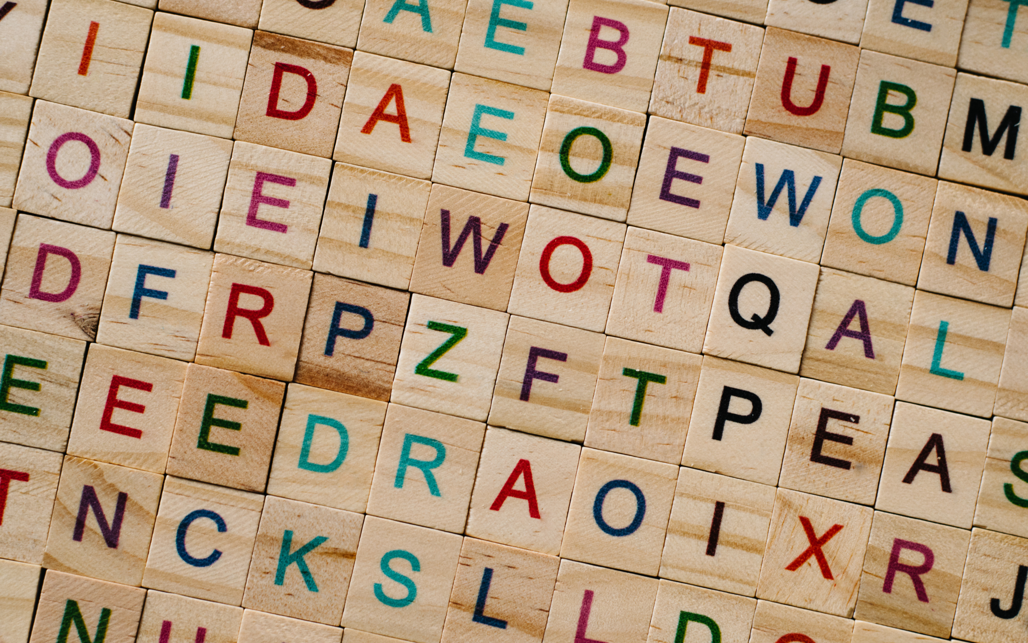 Tessere di legno con lettere colorate dell'alfabeto